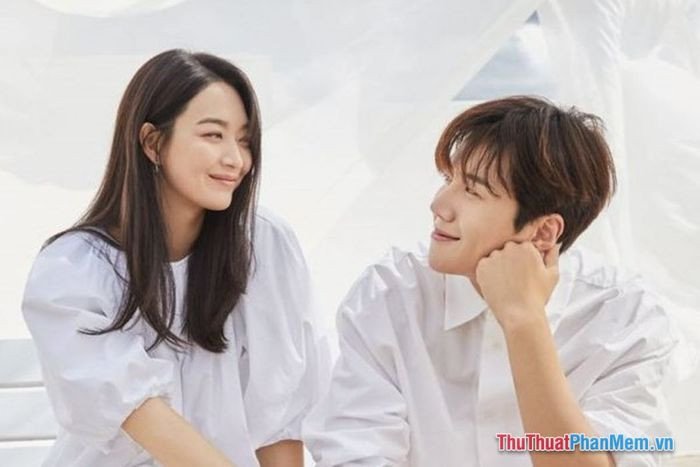 Một người đàn ông đang quỳ gối tỏ tình với người phụ nữ, tượng trưng cho ước mơ được người mình yêu thổ lộ tình cảm.