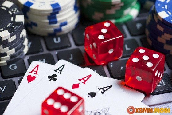 Một người đang cầm bộ bài, suy tư về giấc mơ thấy đánh bài và điềm báo