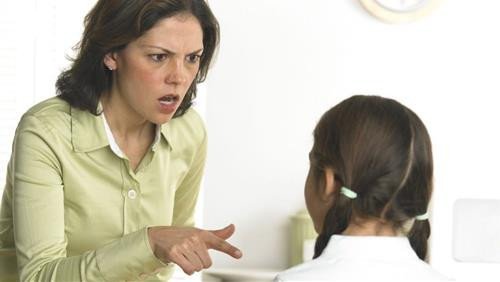 Một người đang ôm đầu trong trạng thái căng thẳng, phản ánh cảm giác bị đánh giá tiêu cực khi nằm mơ thấy mình bị chê bai.