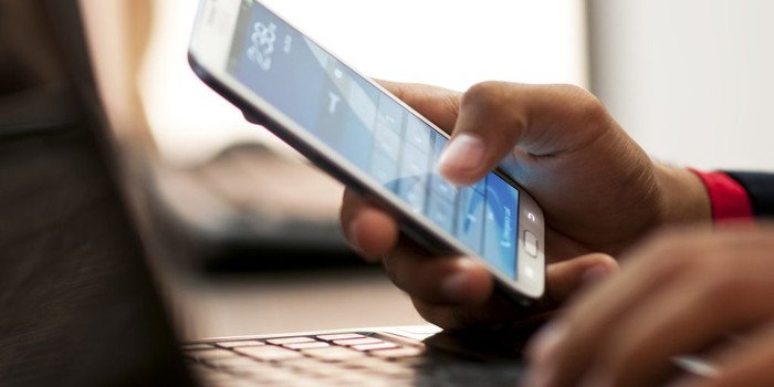 Một người đang sử dụng smartphone, thể hiện giao tiếp trong mơ