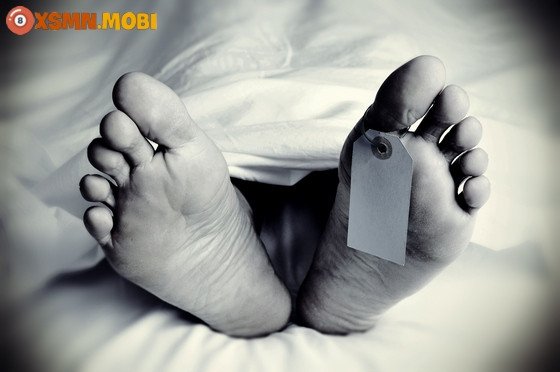 Một người đang suy tư về ý nghĩa sâu xa khi nằm mơ thấy người hàng xóm đã chết, tìm kiếm điềm báo.