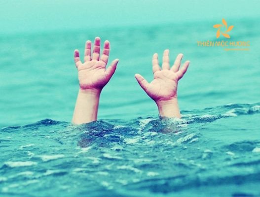 Một người mẹ ôm con với vẻ mặt lo lắng khi mơ thấy con mình bị đuối nước