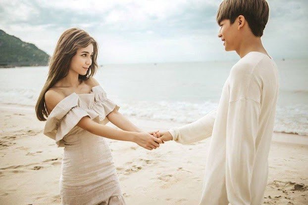 Một người phụ nữ cười nhẹ, tượng trưng cho ý nghĩa khi mơ thấy người yêu cũ cười với bạn