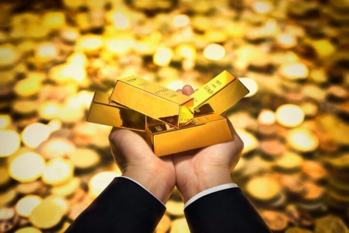 Một người phụ nữ đang ngắm nhìn thỏi vàng, biểu trưng cho sự thay đổi và quyết định tài chính khi nằm mơ thấy bán vàng.