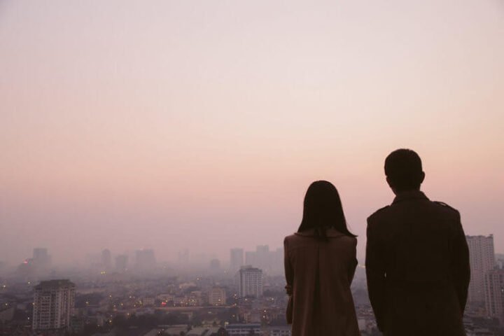 Một người phụ nữ trẻ đang suy tư về giấc mơ người yêu cũ, biểu tượng cho những cảm xúc còn đọng lại trong lòng.