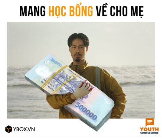 Một sinh viên Đại học Ngoại Thương hạnh phúc khi nhận thông báo tiền học bổng khuyến khích học tập FTU về tài khoản