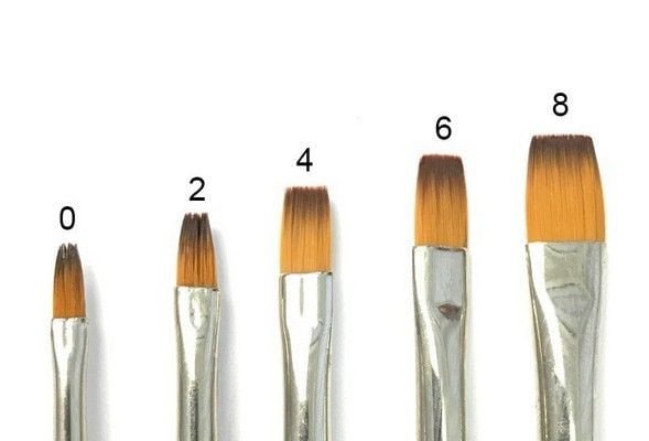 Năm cây cọ đầu dẹt dùng để tô mảng lớn khi vẽ trang trí đồ dùng học tập