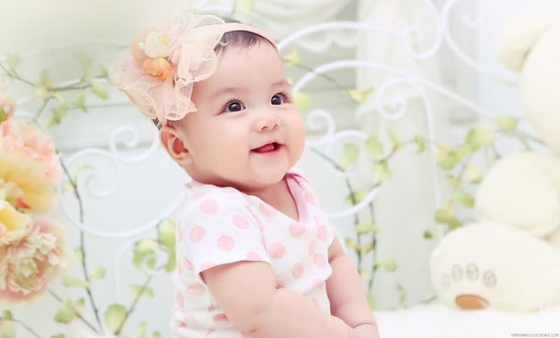 Nằm mơ thấy bé gái dễ thương cười rạng rỡ