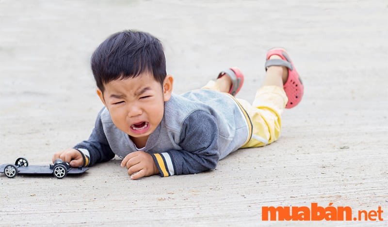 Nằm mơ thấy em bé trai bị ngã có thể gặp may mắn tài chính