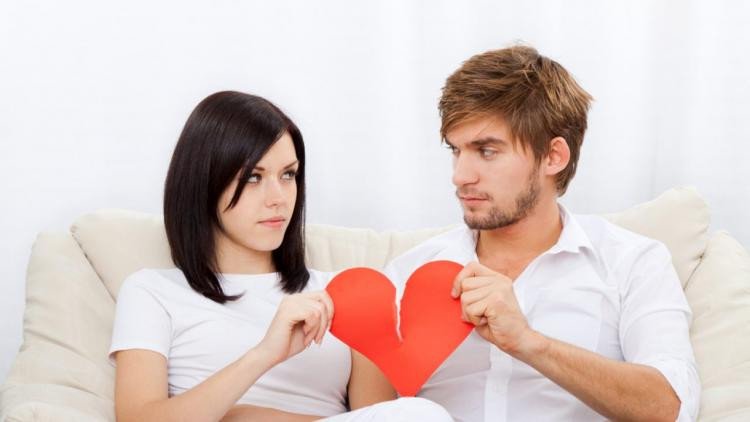 Nằm mơ thấy mình bị dụ dỗ ngoại tình: Dấu hiệu mất niềm tin hôn nhân