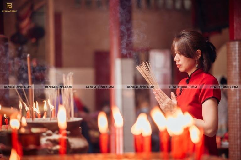 Nằm mơ thấy thắp hương ở miếu hoang điềm báo cho thấy tâm bạn đang lo âu, trăn trở