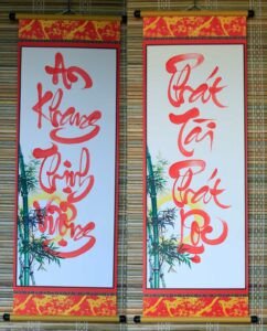 Nghệ nhân thể hiện câu đối thư pháp truyền thống