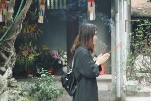 Người dân cầu nguyện tại một ngôi chùa