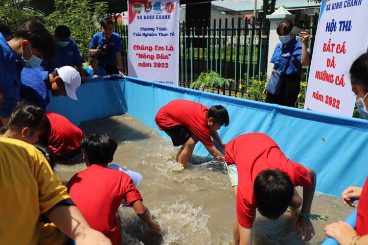 Người đàn ông bắt cá trên cạn bằng tay, biểu tượng cho may mắn tài lộc bất ngờ.