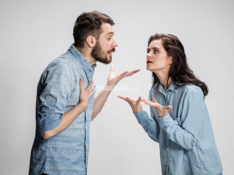 Người đàn ông đang cãi vã với người lạ
