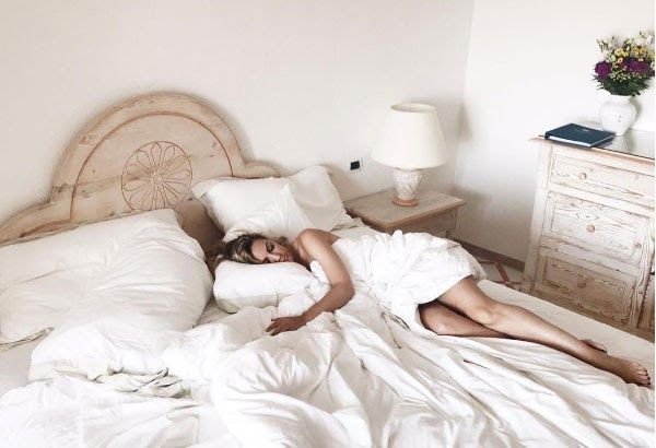 Người đàn ông đang suy nghĩ về giấc mơ
