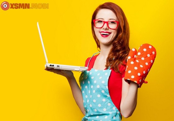 Người đàn ông đang suy tư về mối quan hệ, thể hiện sự lo lắng về giấc mơ vợ bỏ đi