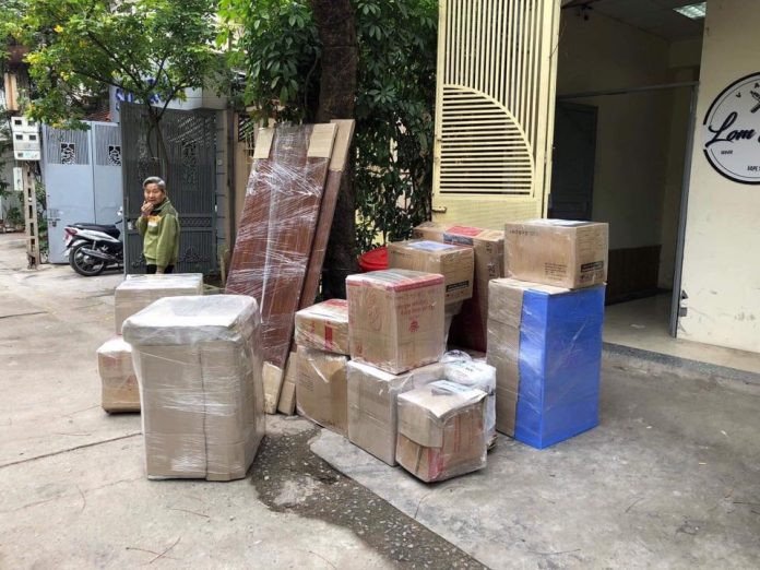 Người đàn ông suy nghĩ về con số