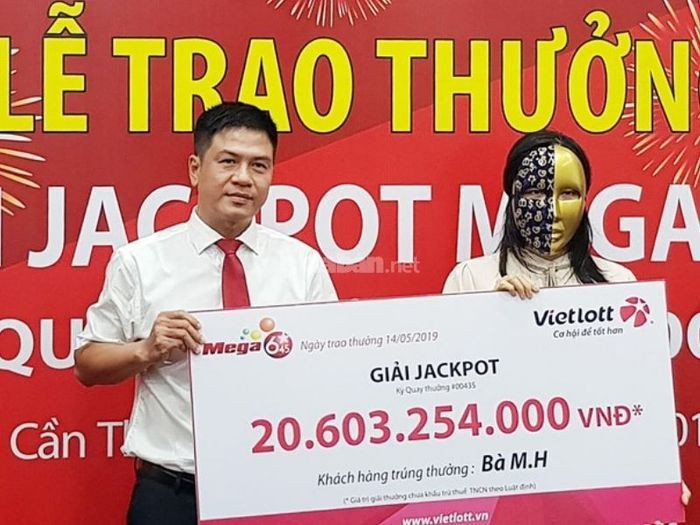 Người đàn ông vui vẻ đi nhận tiền thưởng từ giấc mơ trúng số, biểu thị sự thịnh vượng và thành công.