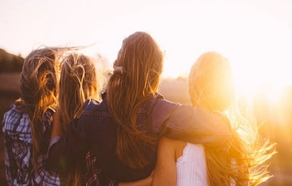 Người đang ngủ mơ về người quen lâu ngày không gặp