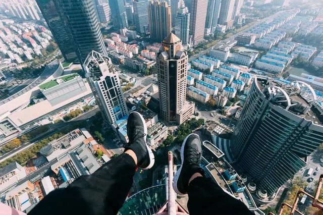 Người đang rơi trong giấc mơ, biểu tượng cho cảm giác bất an hoặc mơ thấy bị bỏ rơi.