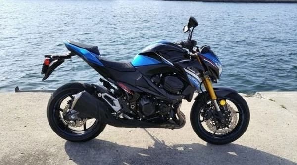 Người đang tìm kiếm chìa khóa xe máy bị mất, phản ánh nỗi lo lắng khi nằm mơ thấy xe máy bị mất