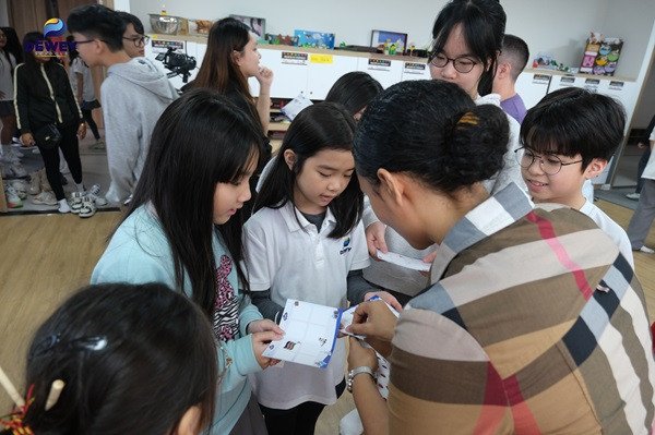 Người lớn đang học tập chăm chỉ với laptop thể hiện thói quen học tập suốt đời