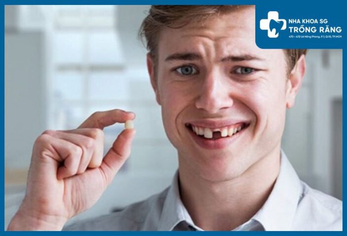 Người mẹ âu yếm ôm con, nhìn con với ánh mắt lo lắng