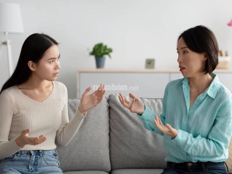 Người mẹ và con gái đang bất đồng