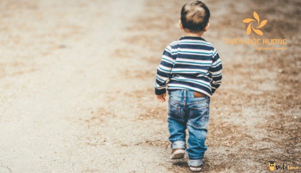 Người phụ nữ buồn bã ôm con trai trong giấc mơ thấy con của mình chết