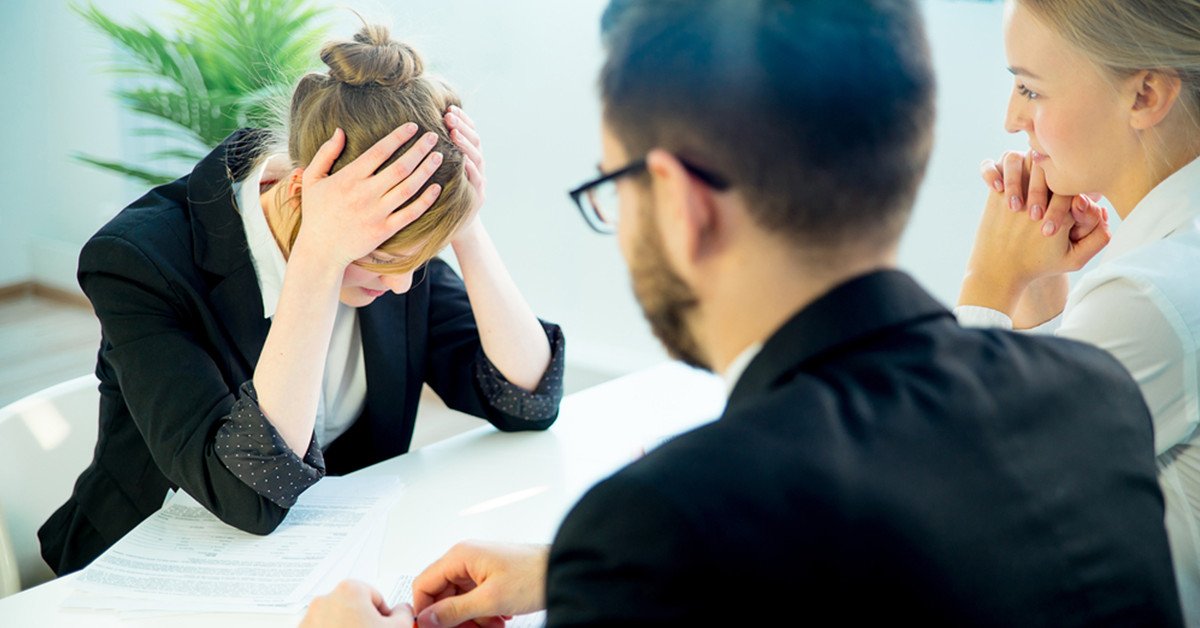 Người phụ nữ buồn bã vì trượt phỏng vấn xin việc
