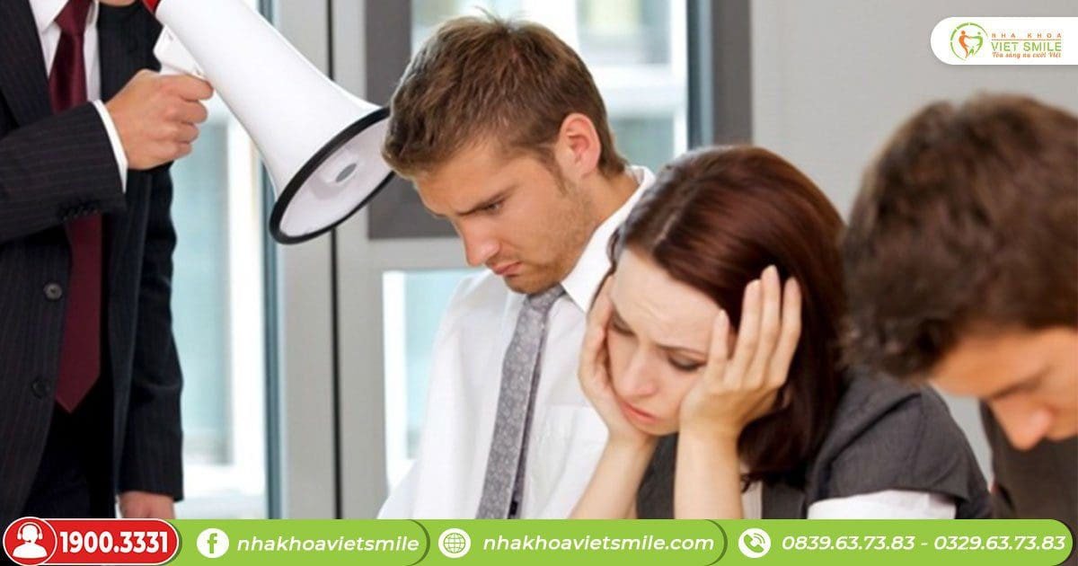 Người phụ nữ che miệng vì thiếu tự tin, liên quan đến giấc mơ răng bị gãy