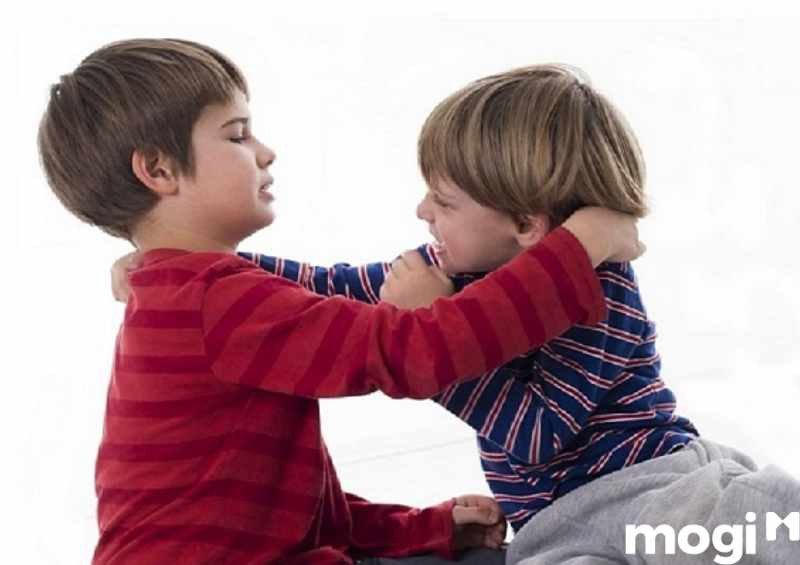 Người phụ nữ đang an ủi, biểu thị giấc mơ người thân bị đánh mang điềm báo tin vui gia đình