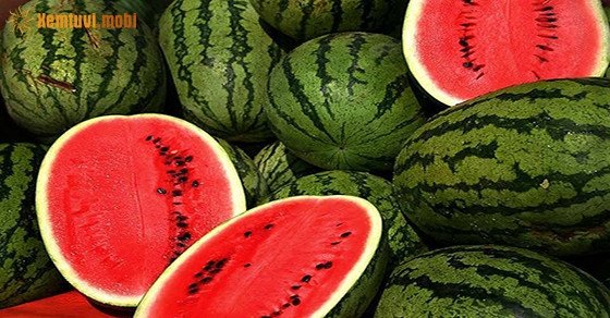 Người phụ nữ đang cắt dưa hấu tươi mát