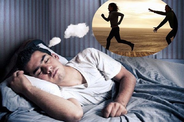 Người phụ nữ đang chạy trốn trong bóng tối tượng trưng cho giấc mơ bị truy sát