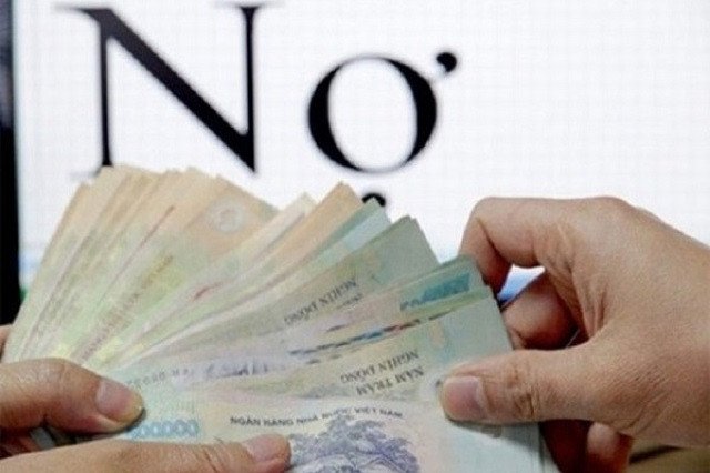 Người phụ nữ đang lo lắng và suy nghĩ về các khoản nợ
