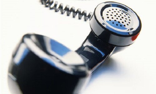 Người phụ nữ đang nghe điện thoại trong giấc mơ, biểu tượng của sự giao tiếp và thông tin sắp tới