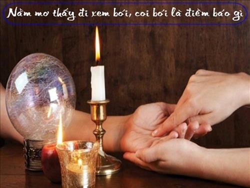 Người phụ nữ đang ngồi đối diện thầy bói bài, biểu tượng của việc mơ thấy mình đi xem bói bài và tìm kiếm lời giải đáp về vận mệnh.