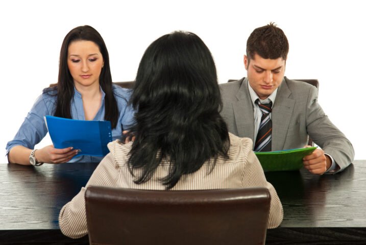 Người phụ nữ đang ngồi phỏng vấn xin việc