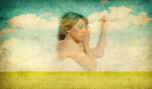 Người phụ nữ đang ngủ mơ thấy quan hệ đồng giới, biểu tượng cho sự khám phá tiềm thức và ý nghĩa giấc mơ