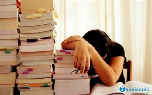 Người phụ nữ đang suy nghĩ về kỳ thi