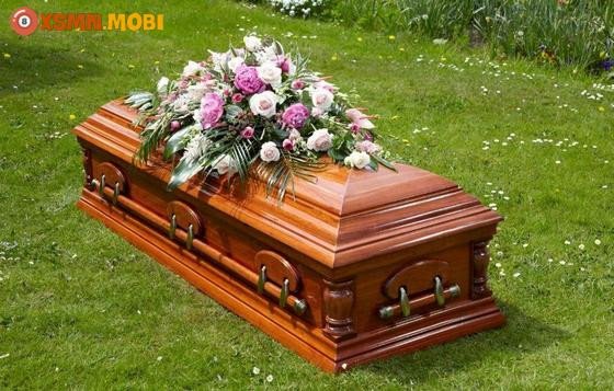 Người phụ nữ đang suy tư về ý nghĩa giấc mơ thấy cái hòm