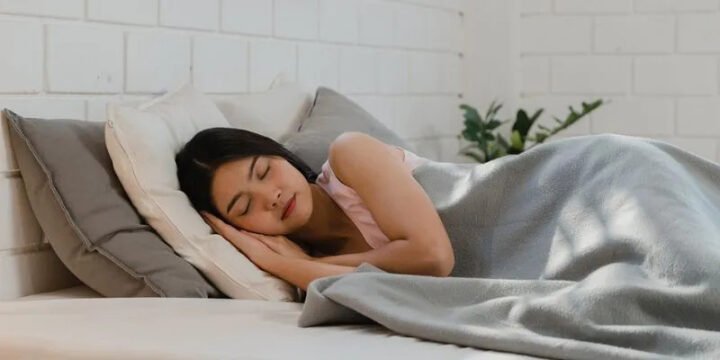 Người phụ nữ đang xem nhà thuê