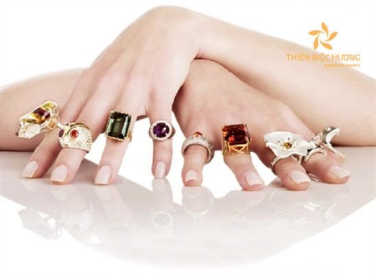 Người phụ nữ đeo nhiều nhẫn vàng 24k trên các ngón tay