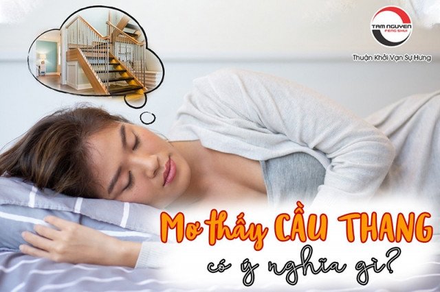 Người phụ nữ đứng trước cầu thang xoắn ốc trong mơ, tượng trưng cho con đường phát triển và những lựa chọn trong cuộc sống