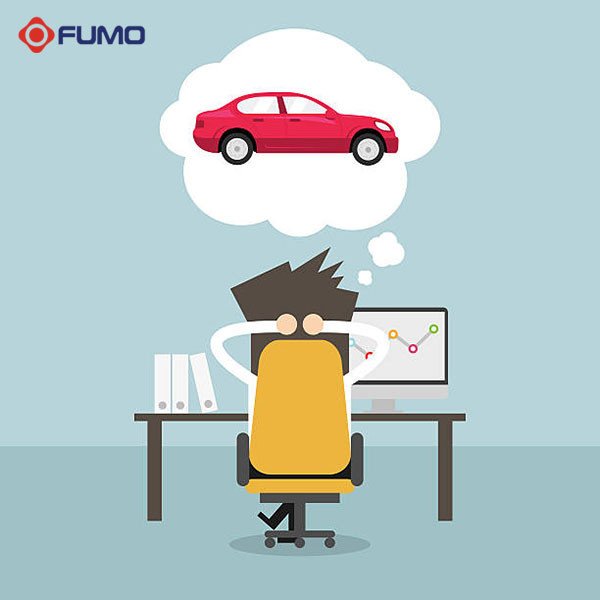 Người phụ nữ lái xe khách trên con đường rộng mở thể hiện sự tự tin và kiểm soát