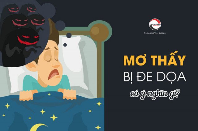 Người phụ nữ lo lắng khi mơ thấy bị người khác cầm dao dọa mình