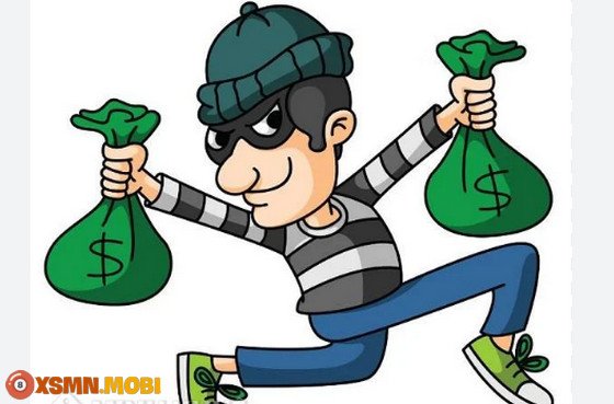 Người phụ nữ lo lắng nhìn ra cửa sổ sau giấc chiêm bao thấy trộm vào nhà, băn khoăn về điềm báo.