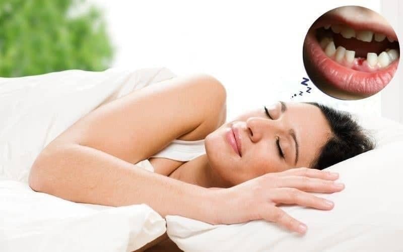Người phụ nữ lo lắng vì nằm mơ thấy rụng răng, biểu hiện của sự mất mát hoặc căng thẳng tinh thần