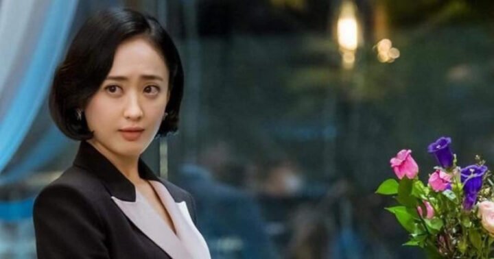 Người phụ nữ mất dép trong nhà đang nhìn vào đôi chân trần của mình với vẻ lo lắng
